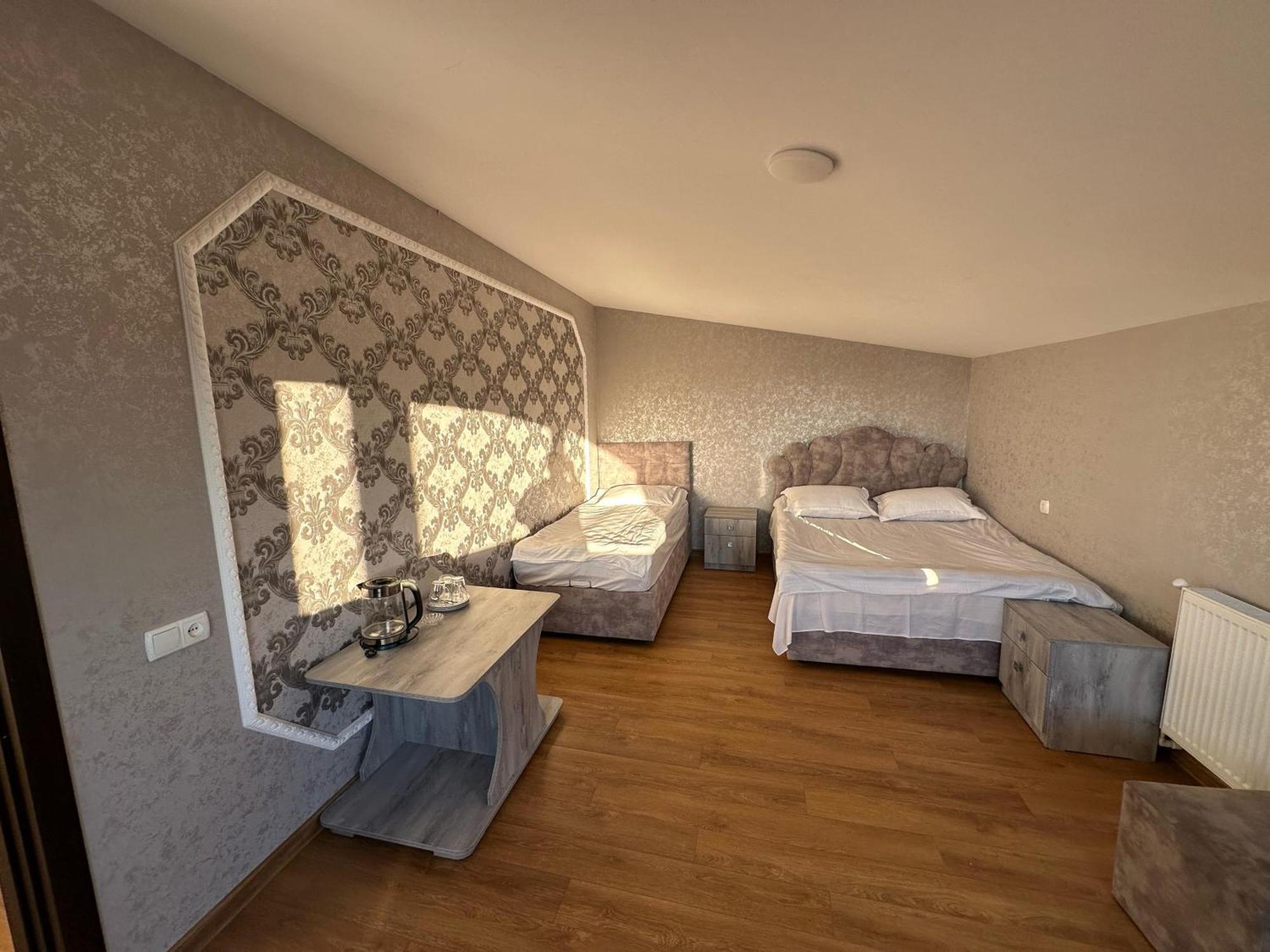 Family Hotel Gori Luaran gambar